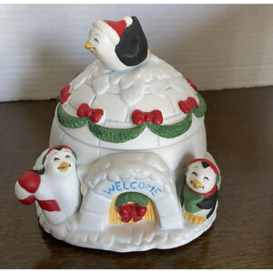 FIGI'S 1998 Christmas WELCOME igloo penguins covered ceramic candy dish NIB